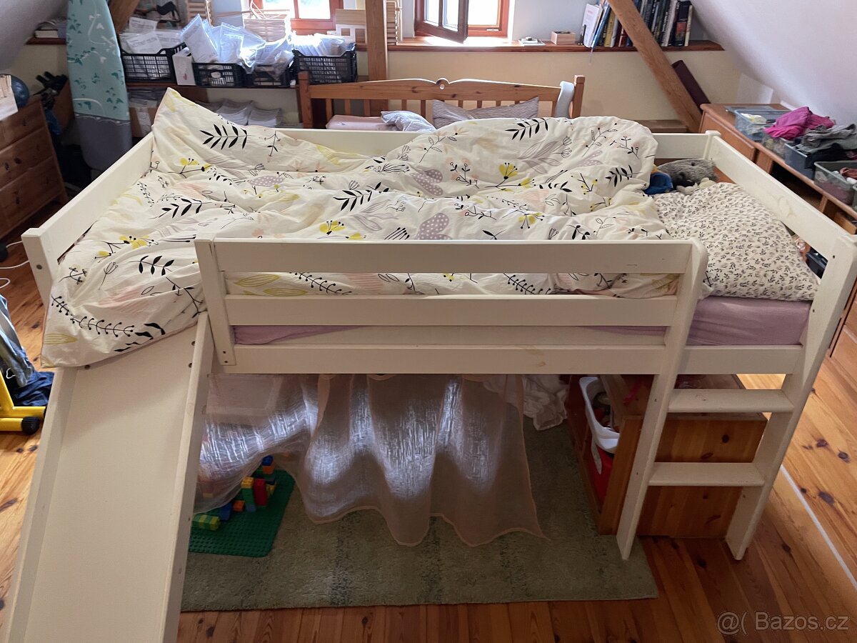 vyvýšená dětská postel se skluzavkou a s matrací