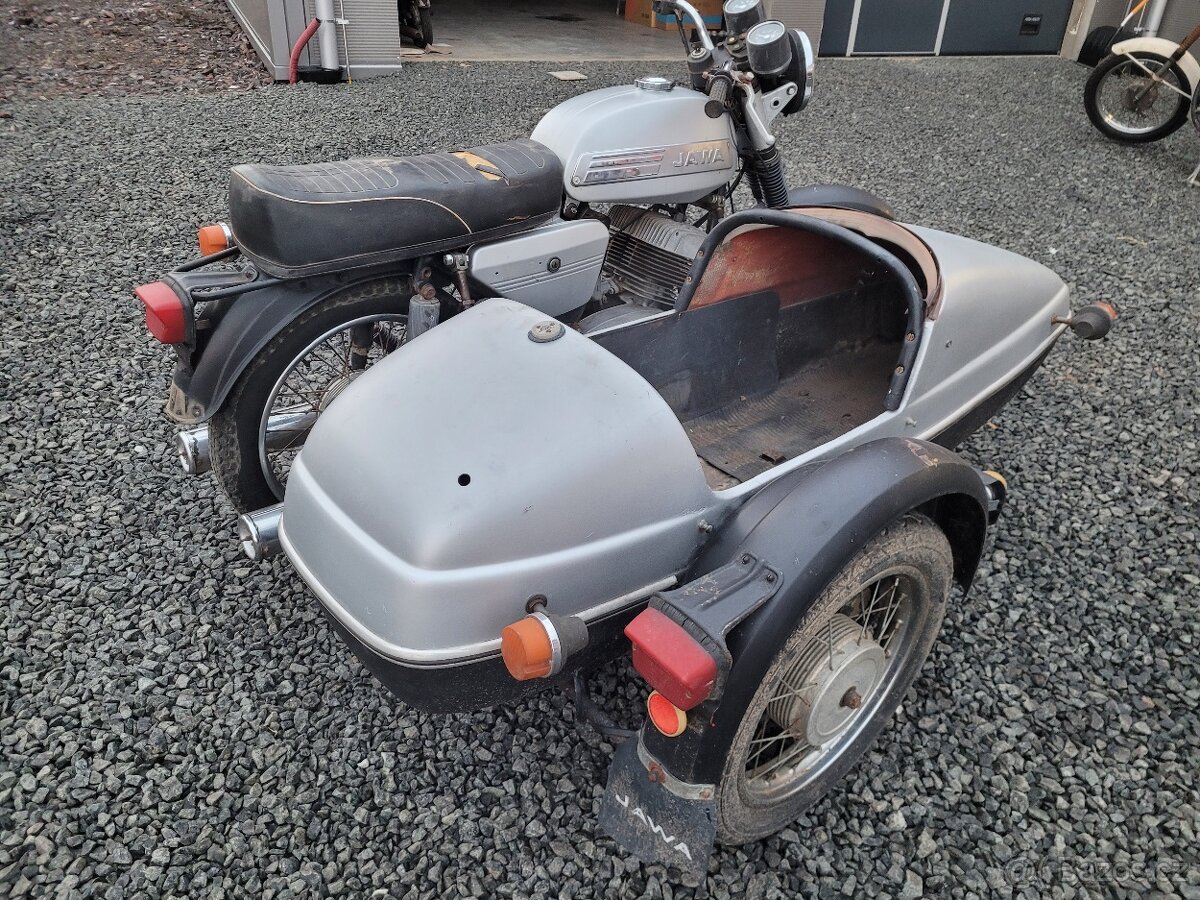 Jawa 350/634 se sidecarem Velorex 562