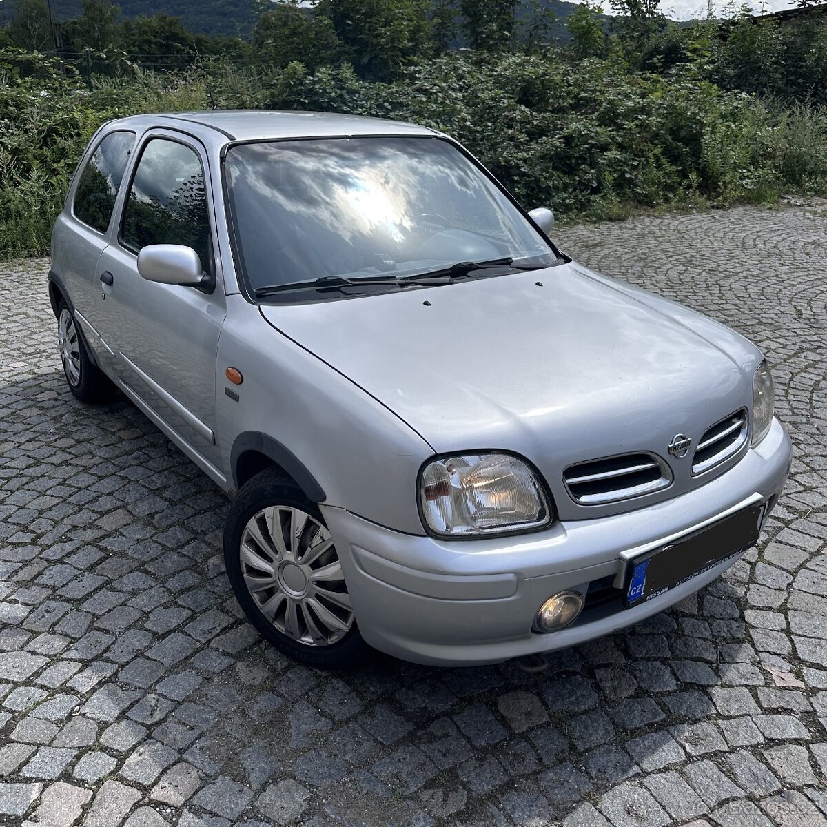Nissan Micra K11 hatchback