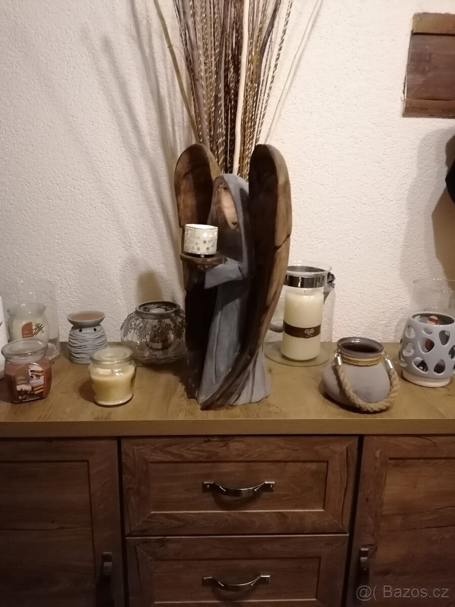 Dekorace svícen anděl motorovou pilou