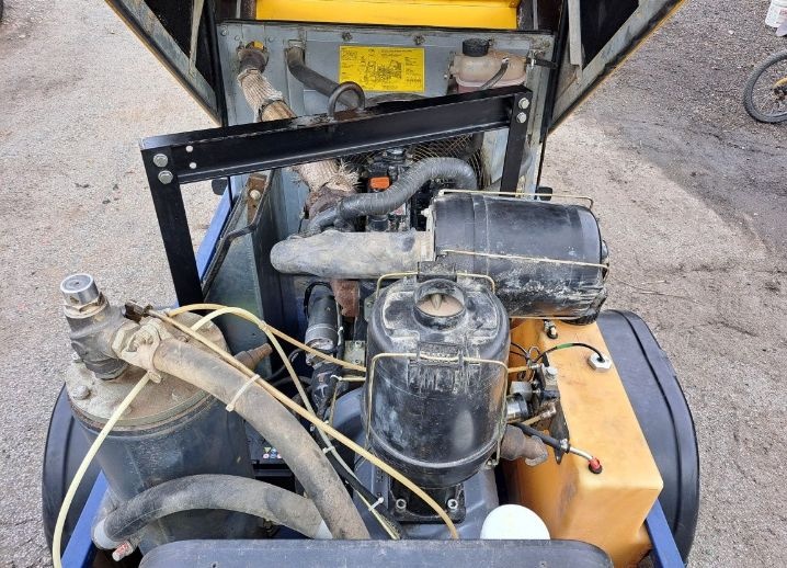 Sroubovy kompresor Compair C62, najete 860mth, r.v.2009