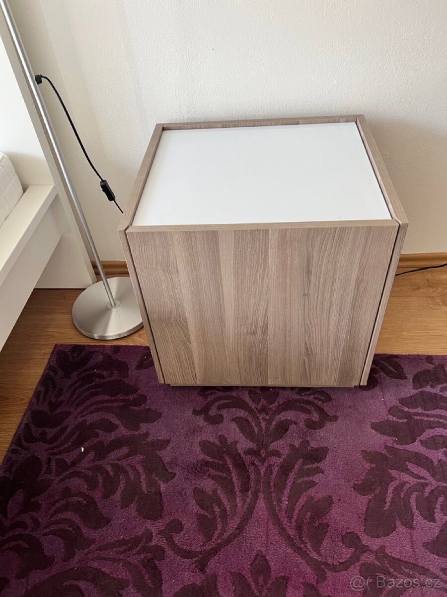 Noční stolek se zásuvkou, barva dub.