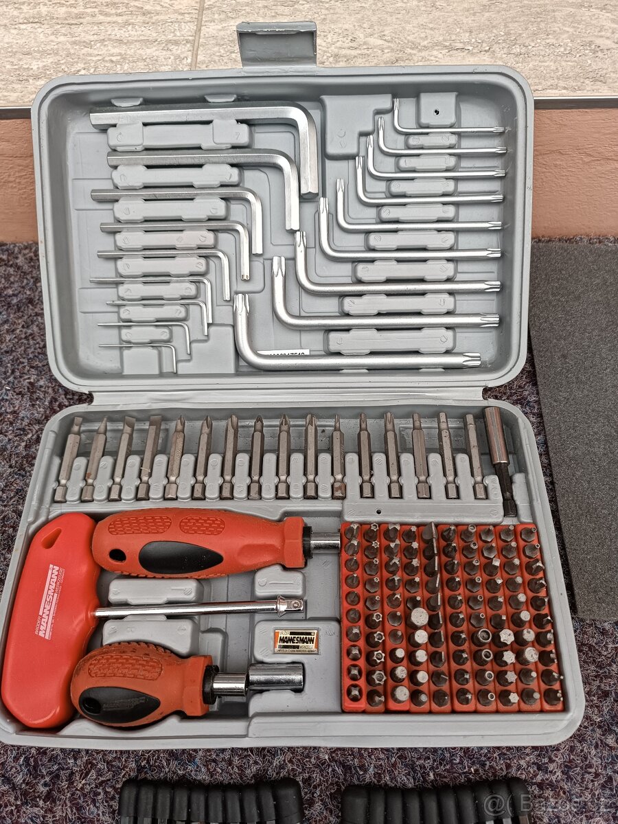 Sada bitů+ šroubováků na bity v kufříku.