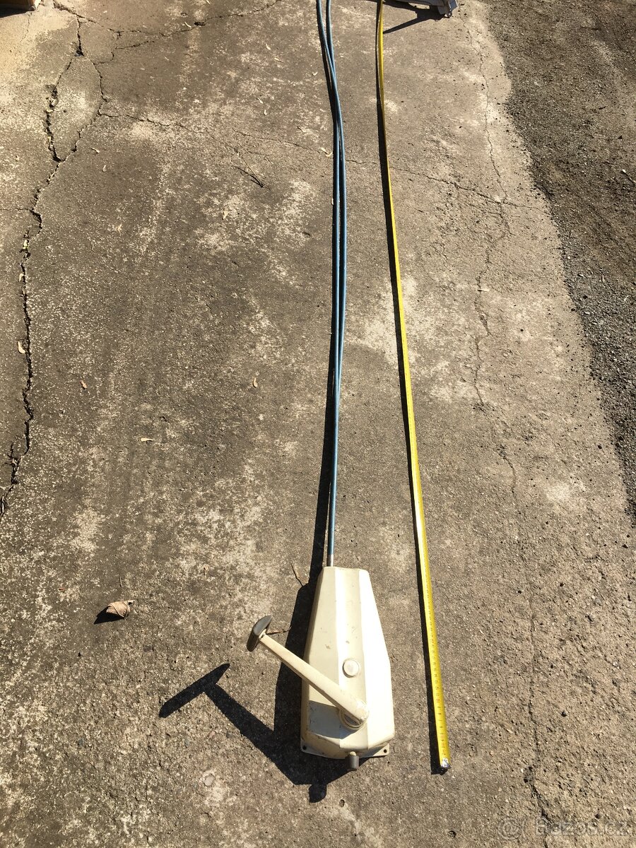 Dálkové ovládání závěsného lodního motoru