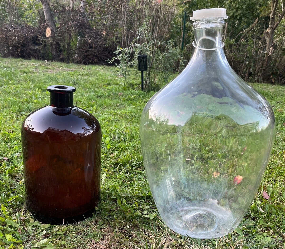 Skleněné nádoby – 25 l demižon + hnědá laboratorní láhev