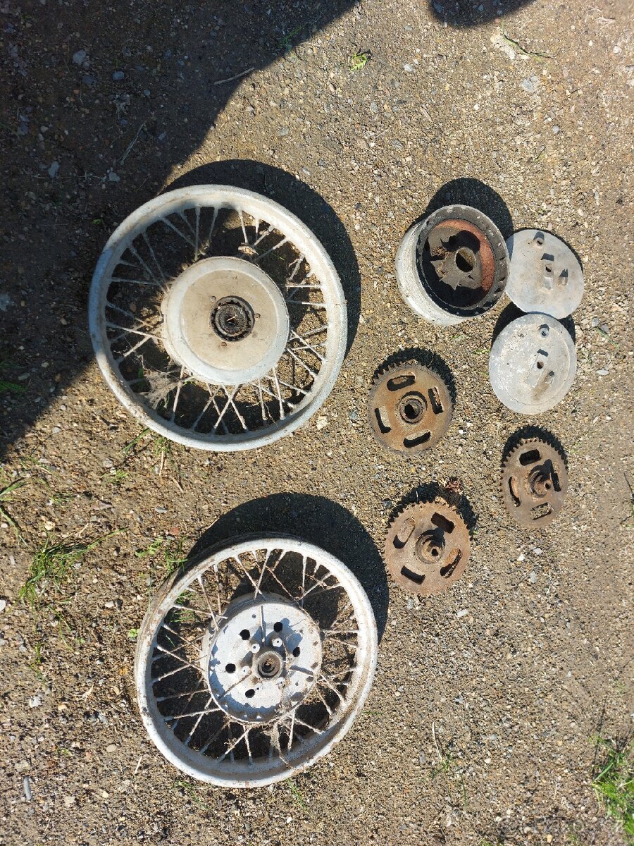 Kola na Jawa kyvacka velká. Cena za vše.