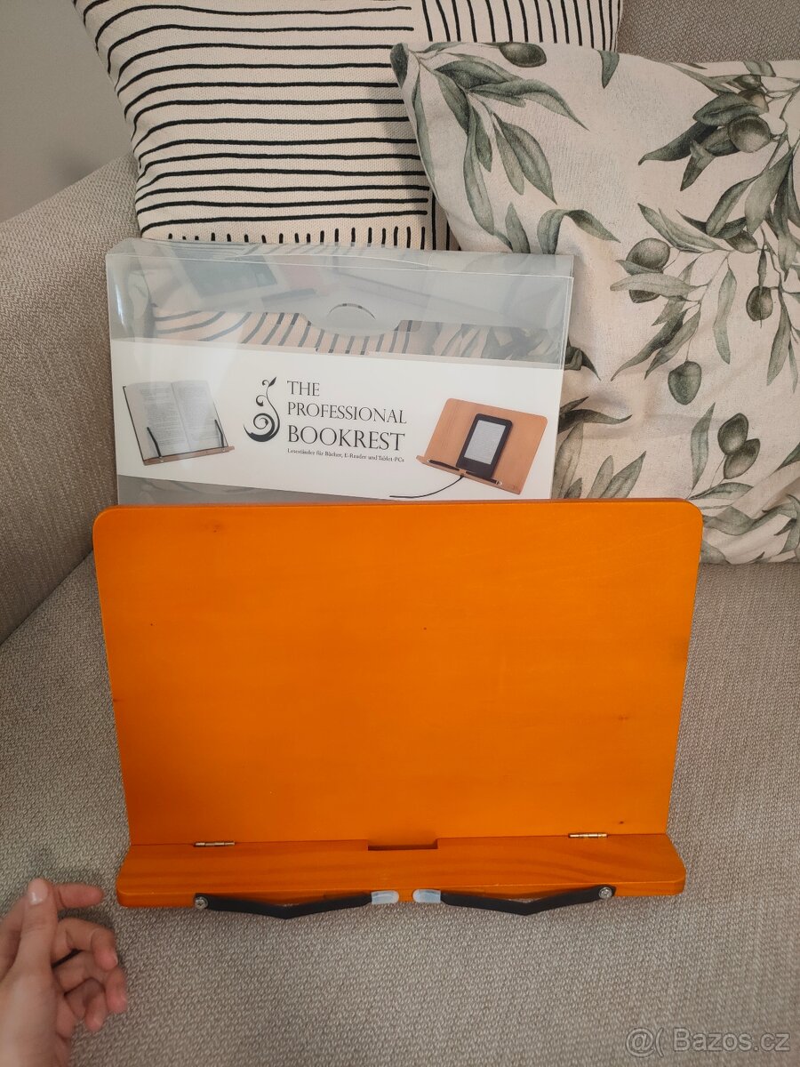 Stojan na knihy celodřevěný