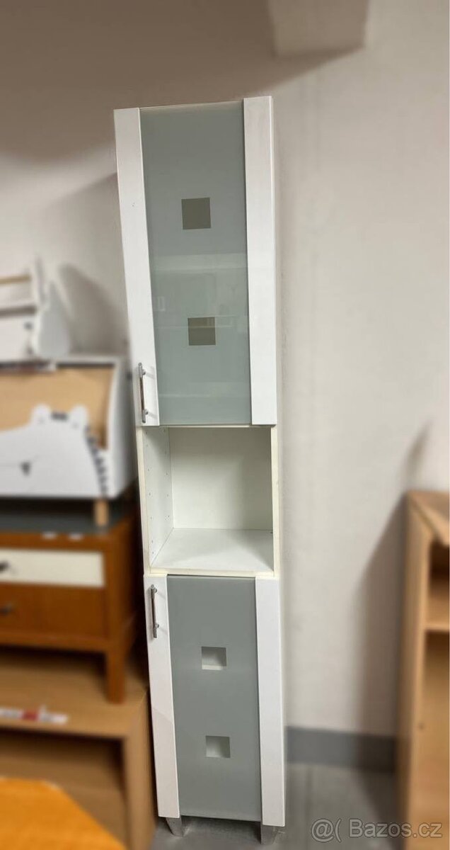 Vysoká úzká skříňka