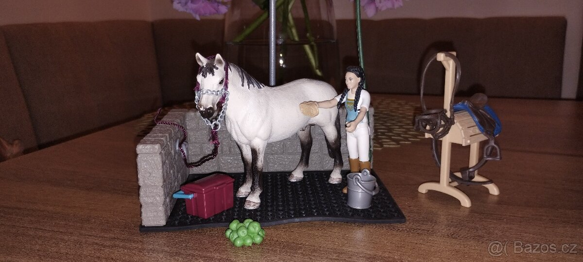 Schleich 42438 Mycí kout klubový s příslušenstvím