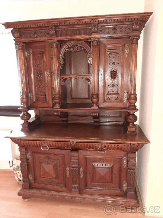 Starožitná skříň