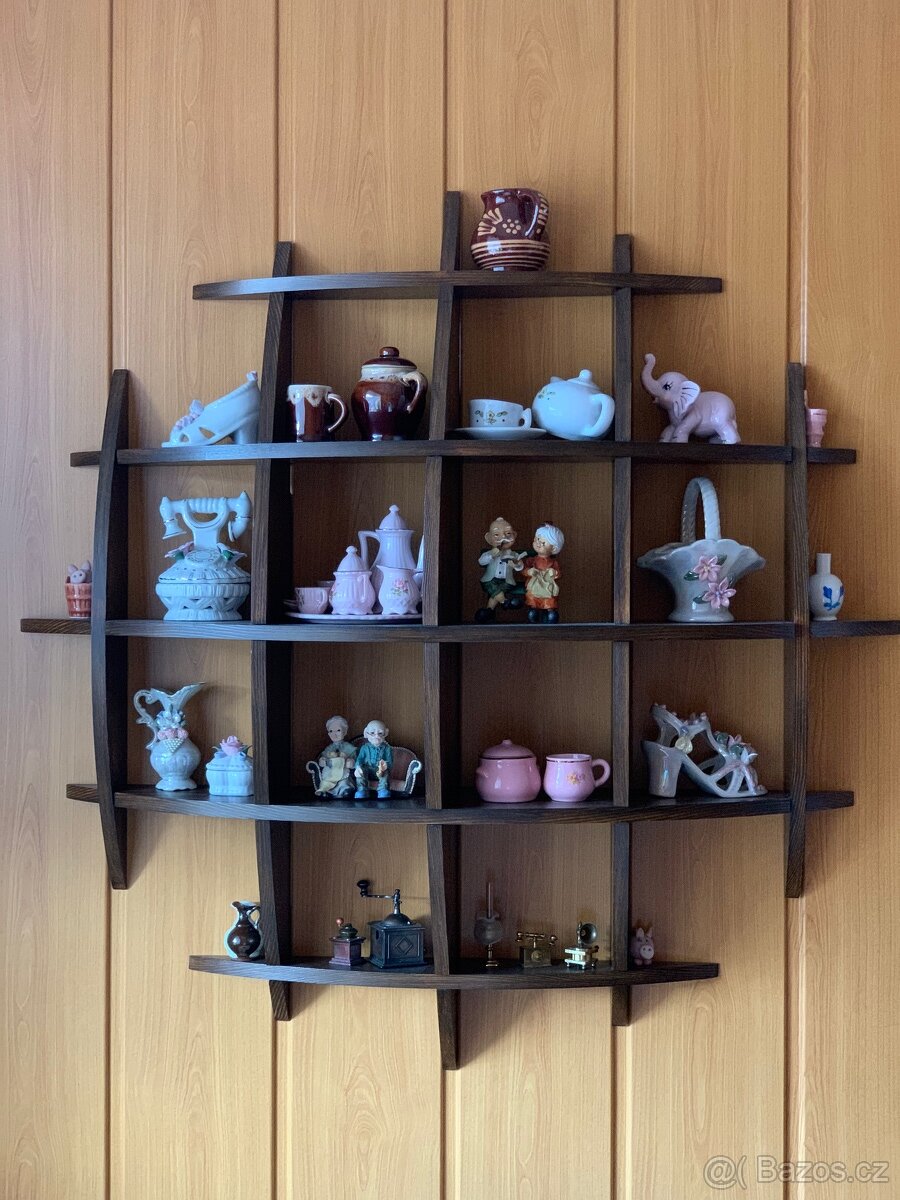 Dřevěná polička včetně dekorace