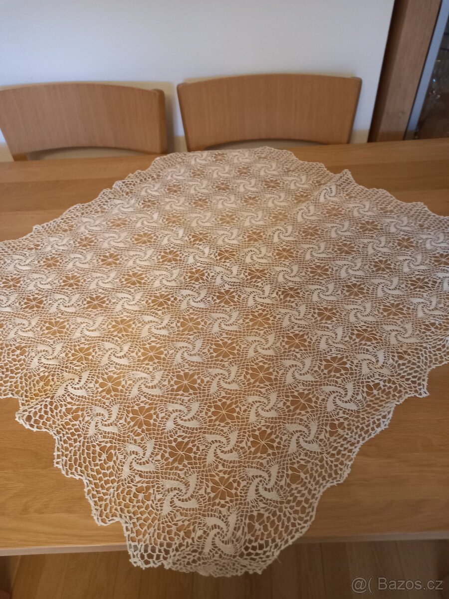 Starožitná háčkovaná dečka