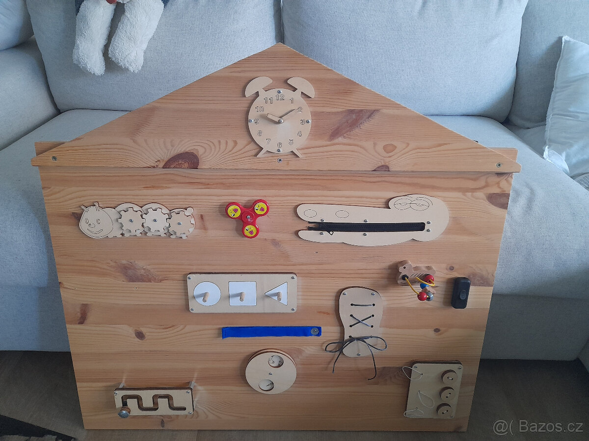 Montessori učící dětská deska ve tvaru domu s různými prvky
