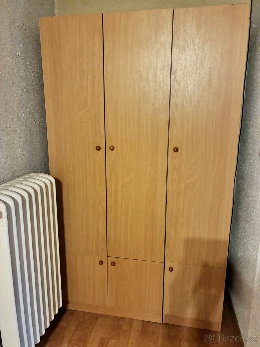 Daruji šatní skříň