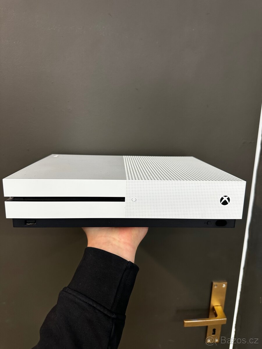 Xbox One S konzole s ovladačem