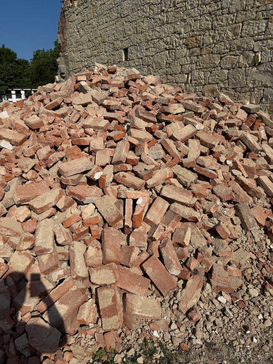 Daruji za odvoz cihly z demolice