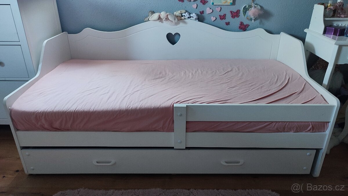 Krásná holčičí postel s roštem, šuplíkem a matrací