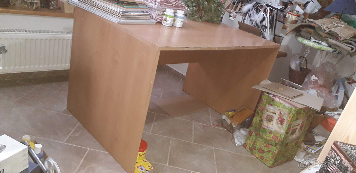 bytelný stolek pro kreativní činnost