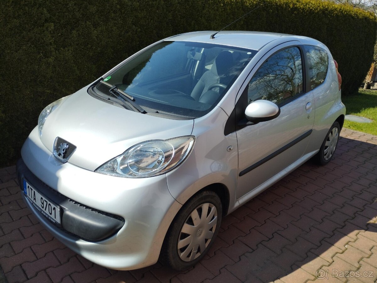 Peugeot 107 1.0i manuál   2011  108.500 KM