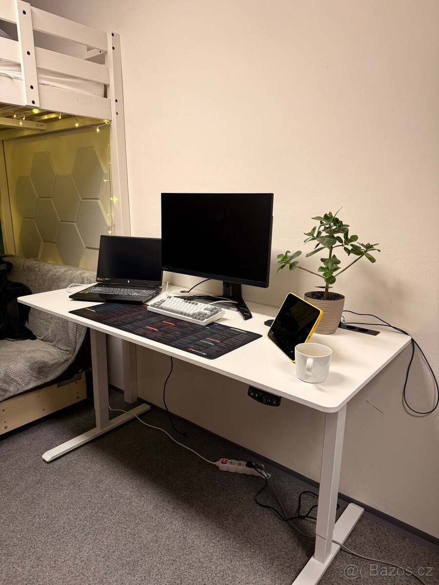 Výškově nastavitelný elektrický stůl