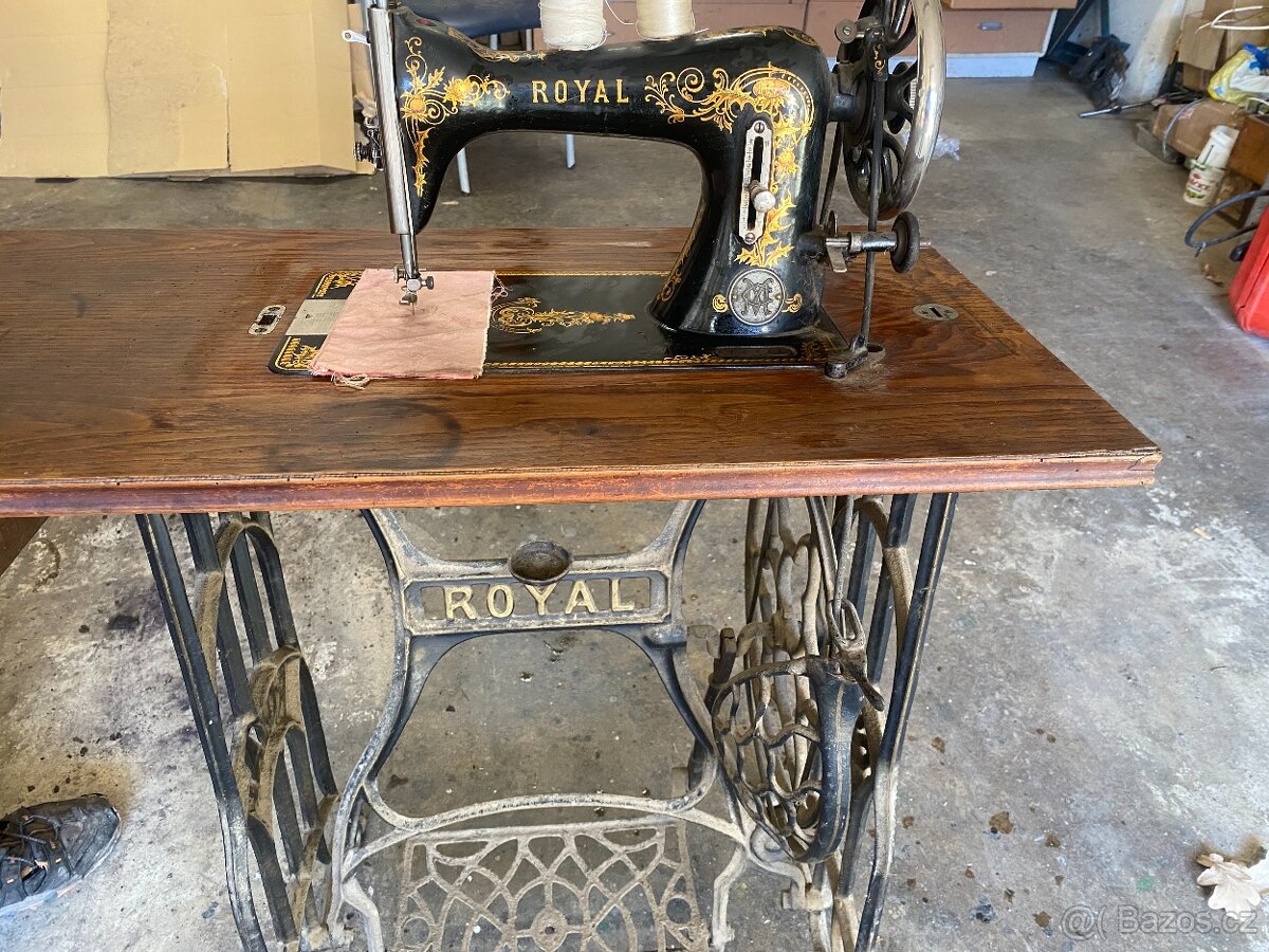 Starožitný šicí stroj Royal