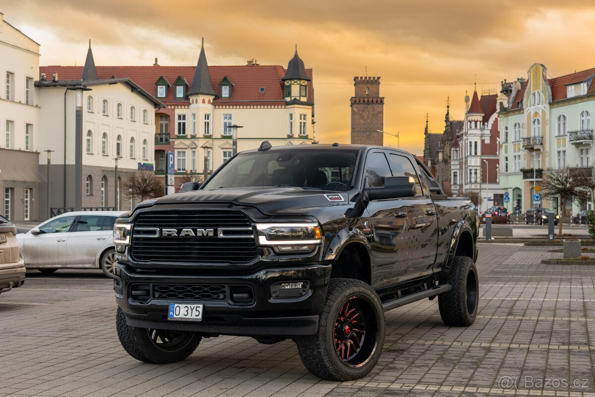 DODGE RAM 2500 Crew Cab 6.7 Cummins Diesel