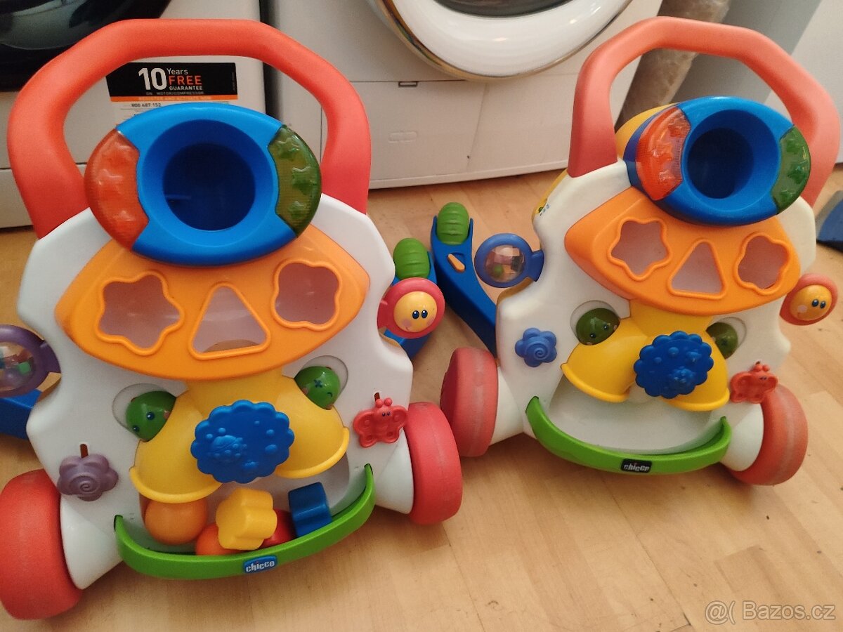 Dvě stejné chodítka