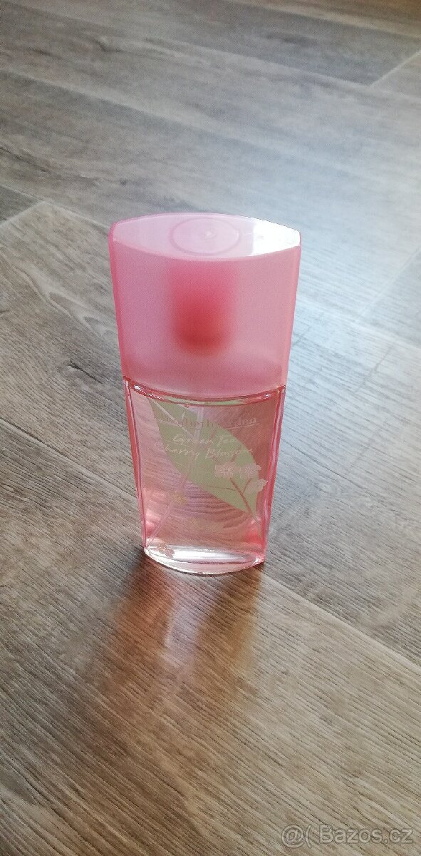 Nový parfém Elizabeen Arden Green Tea Cherry Blossom