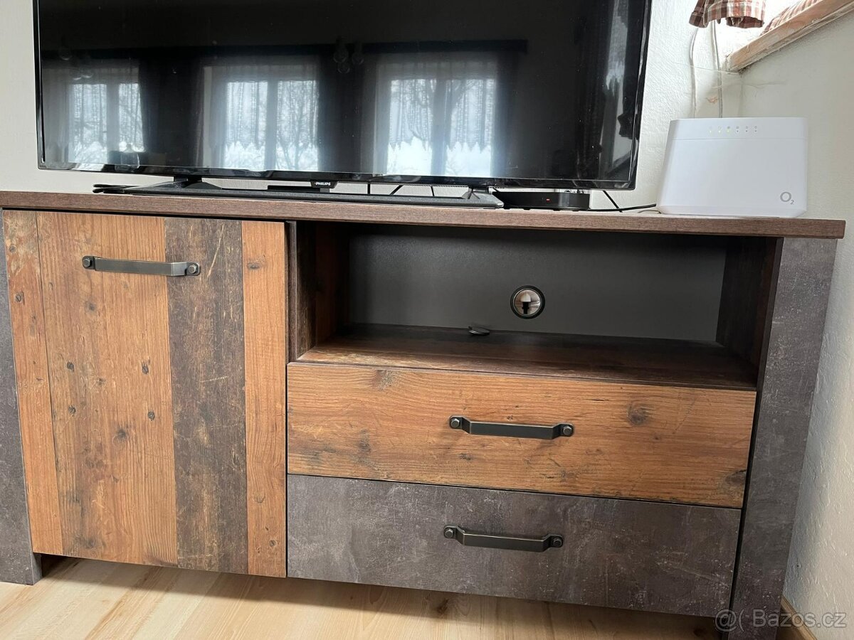 Komoda pod TV 131 cm- stav nového zboží
