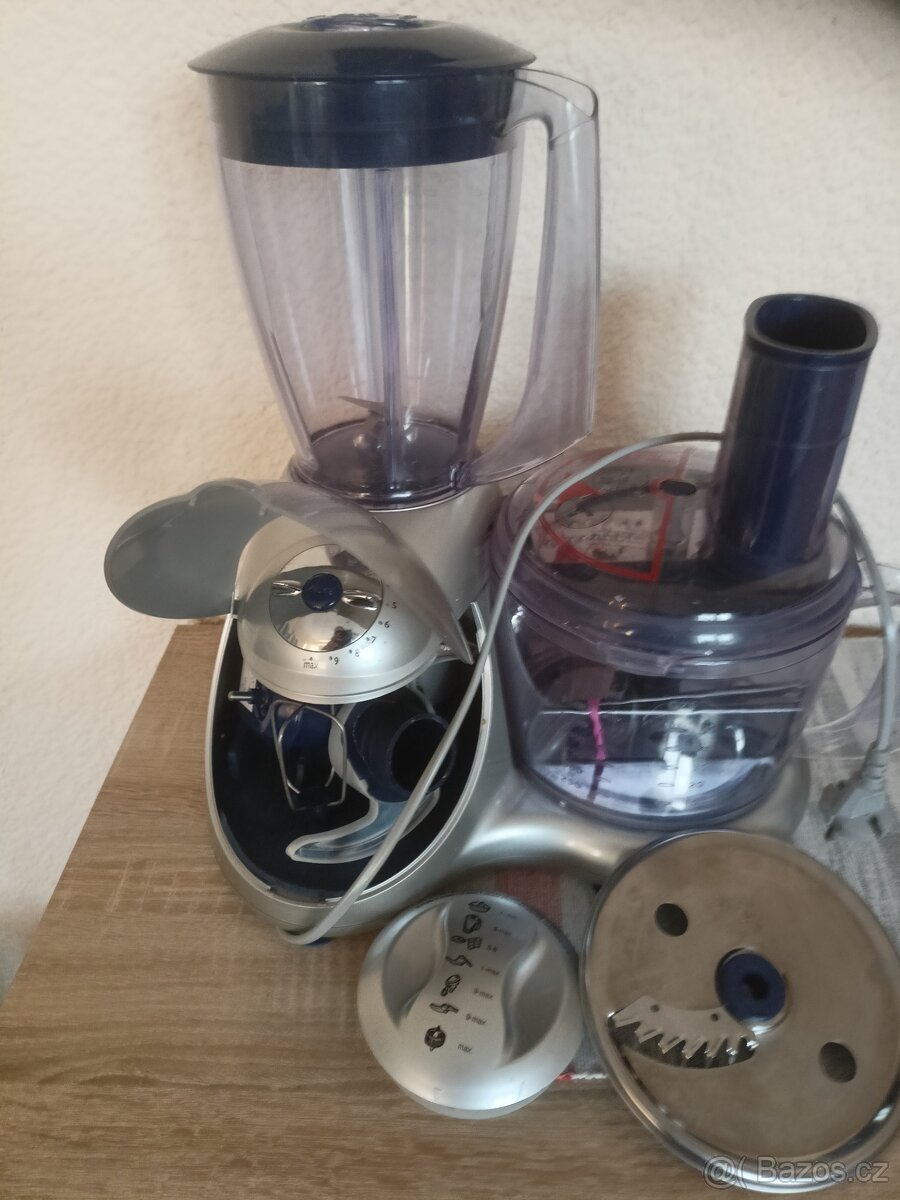 Prodám kuch. robot s mixerem bohaté příslušenství.