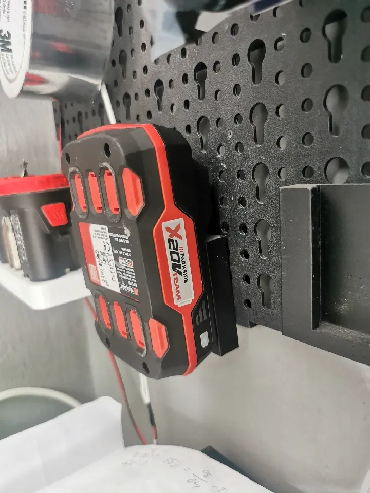 Držák na stěnu nářadí parkside pro akumulátory X20V team.