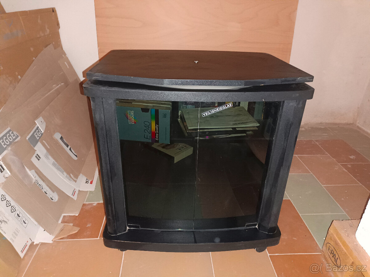 Stolek pod TV černý
