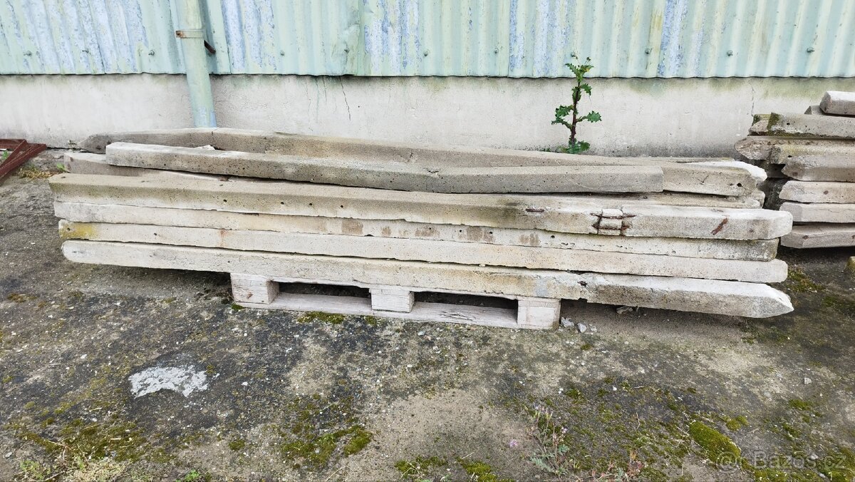 Použité betonové sloupky do vinohradu