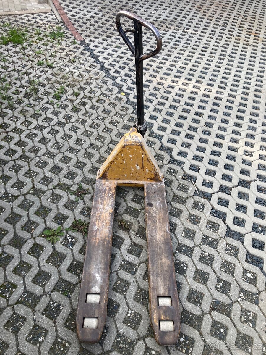 Paletový vozík paleťák