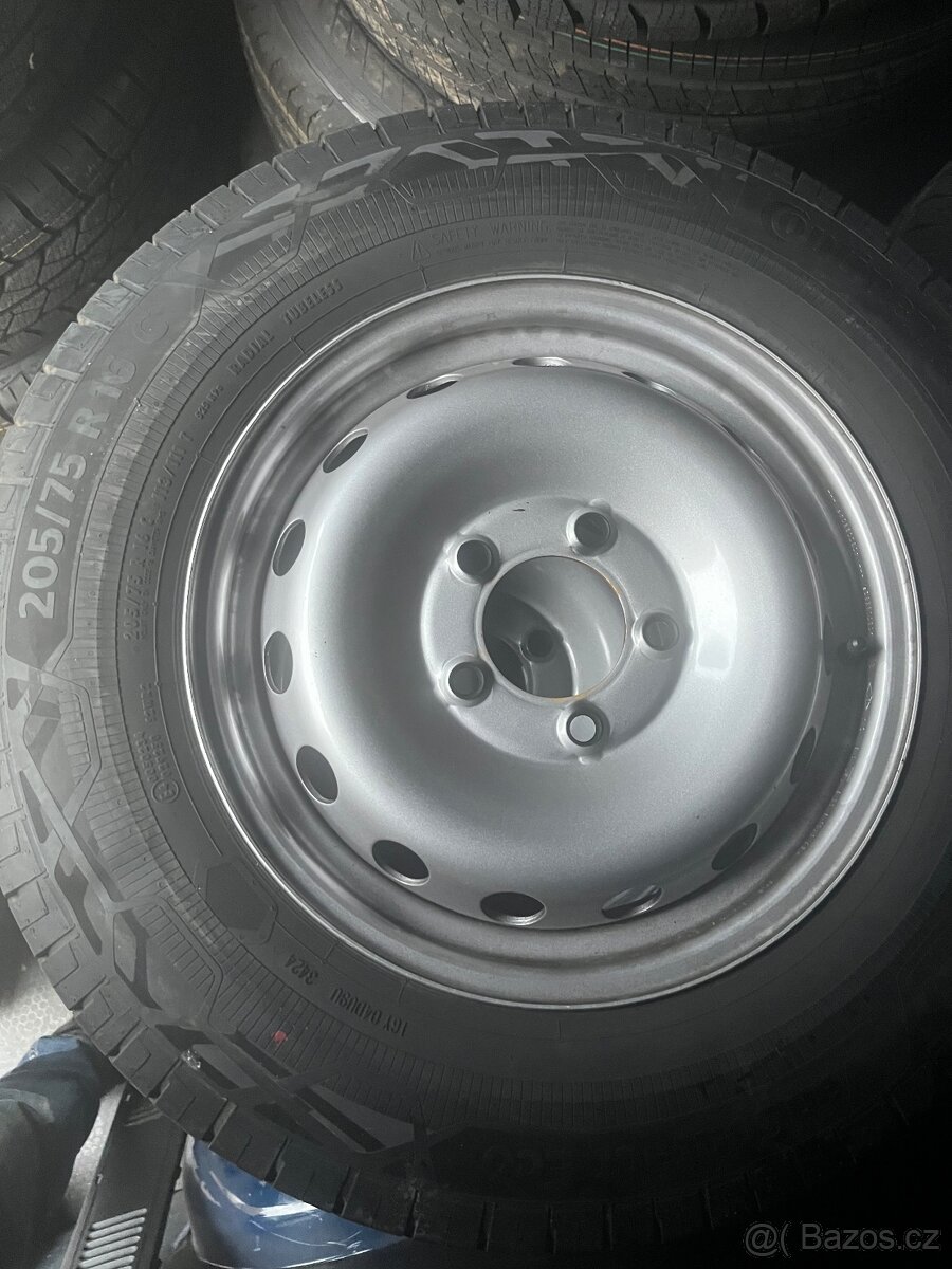Prodám letní pneu s disky 205/75 R16C na Renault Master a Tr