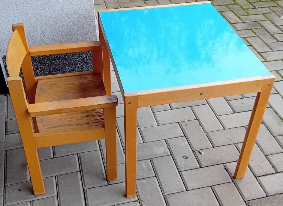 Dětský stolek a židlička