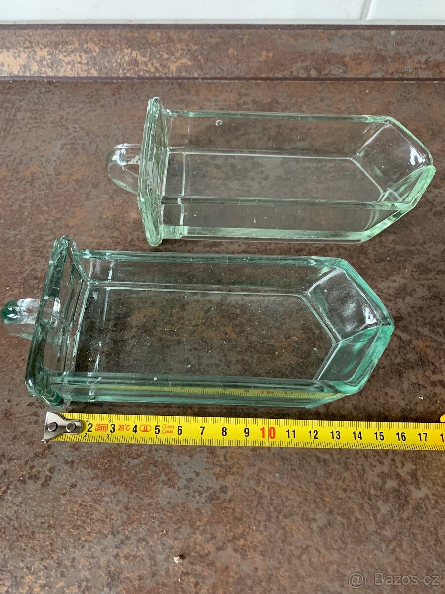 Starožitné skleněné zásobníky do kredence