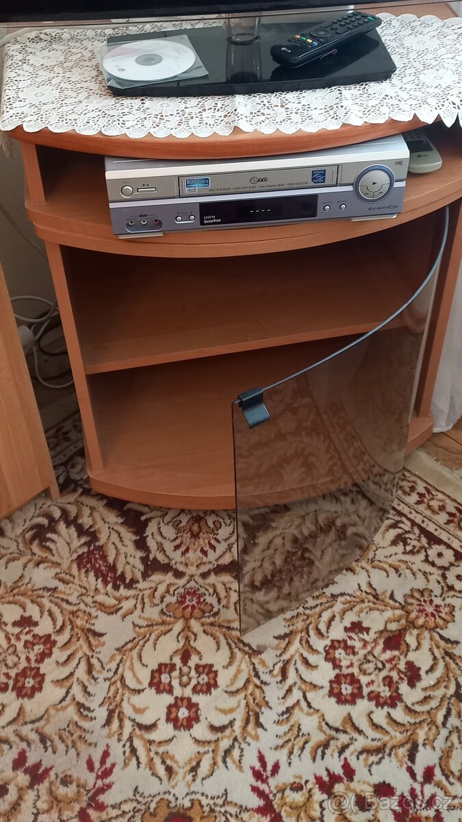 Skřiňka-vitrýnka,  prosklená pod televizi