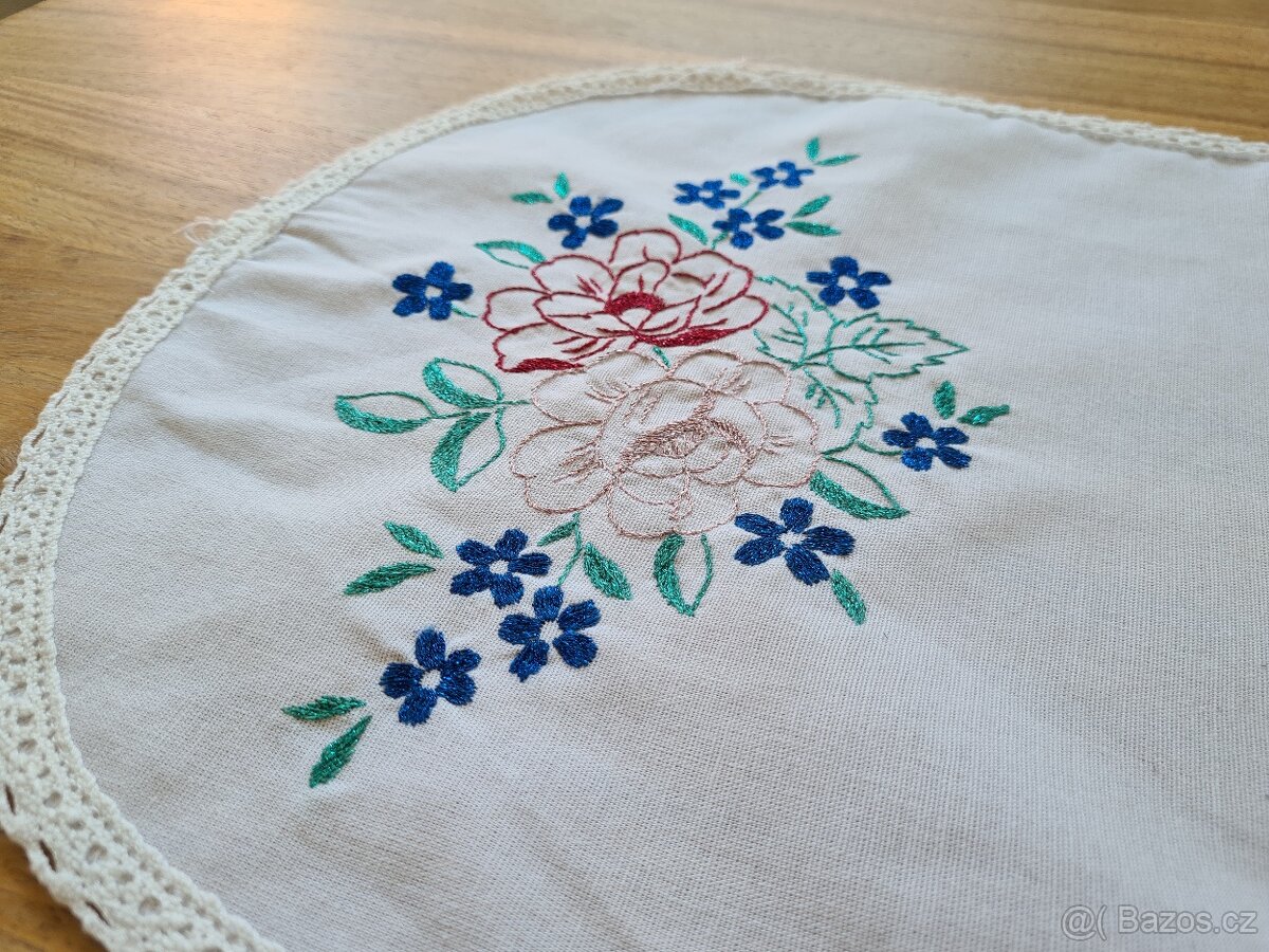 Vyšívané ubrusy, prostírání