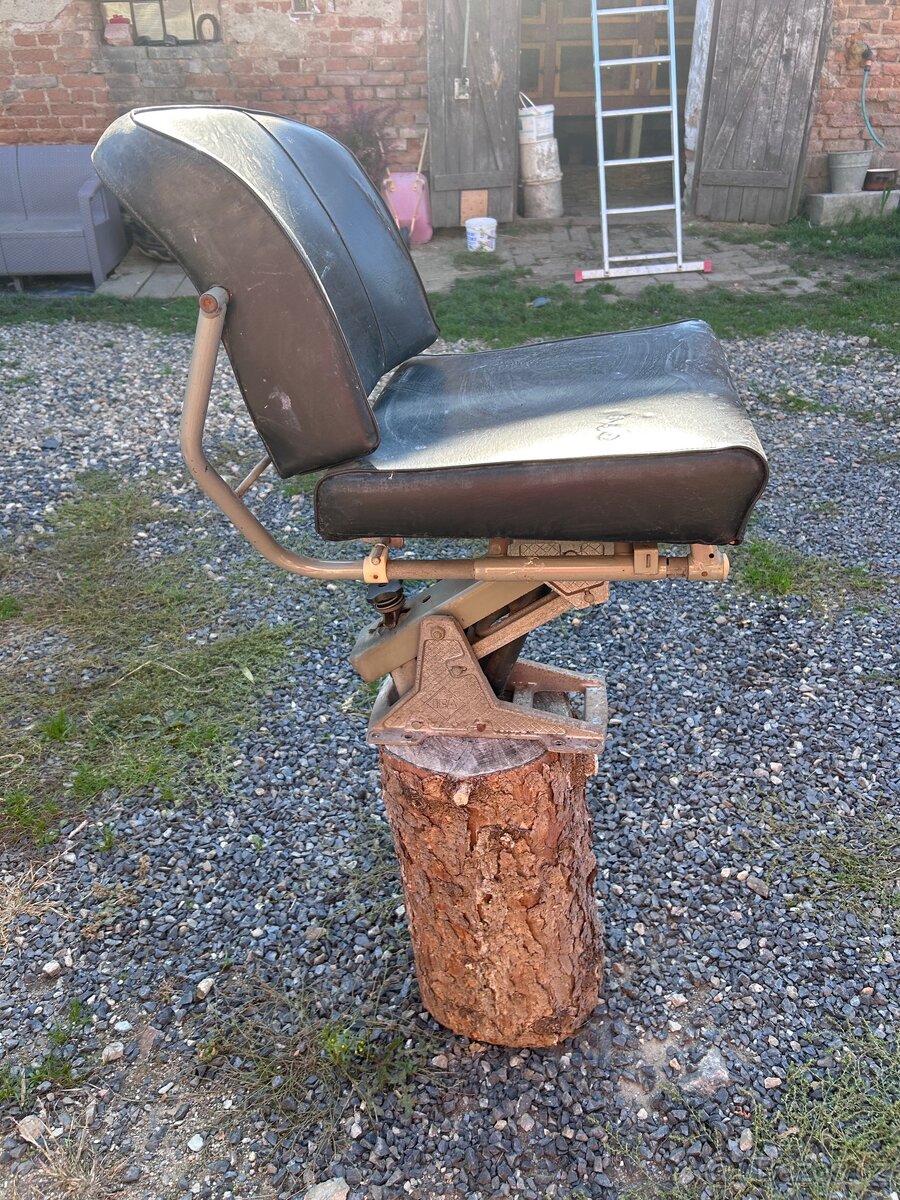 Sedačka na traktor IFA