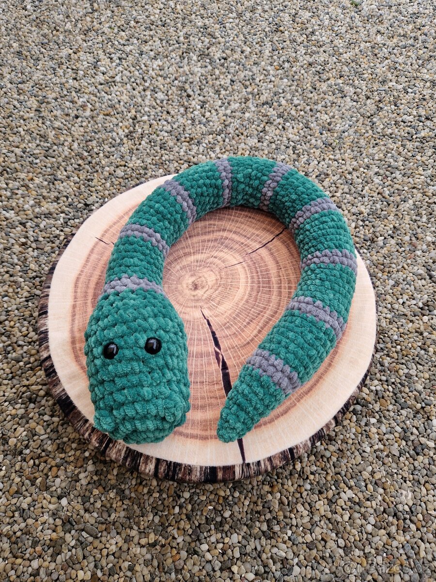 Háčkovaný velký HAD 78cm