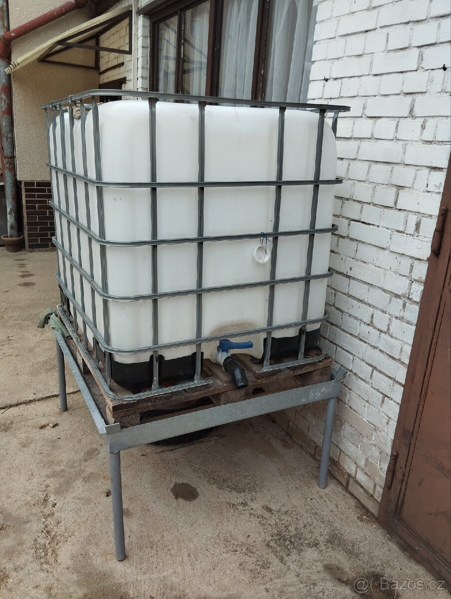 Podstavec s nádrží