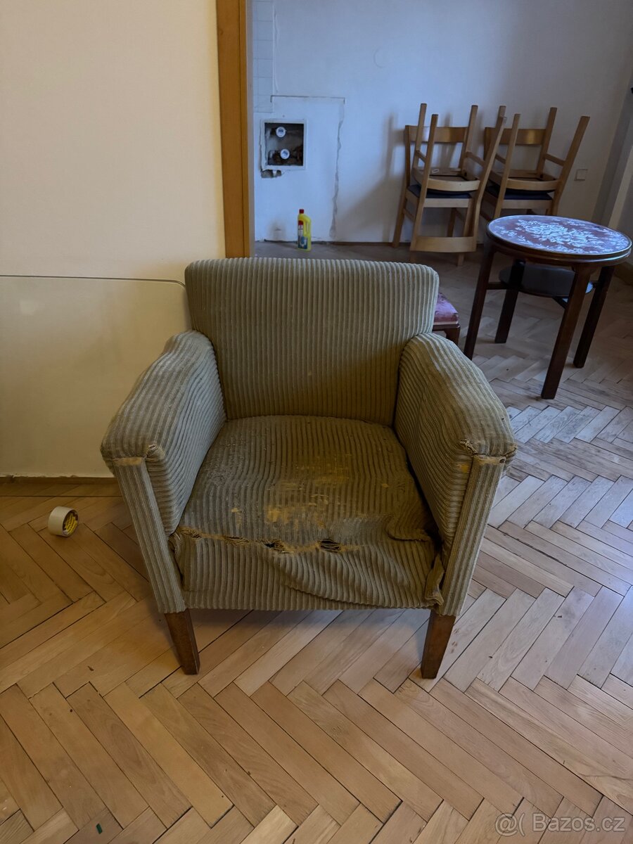 Starozitna sedací souprava k renovaci