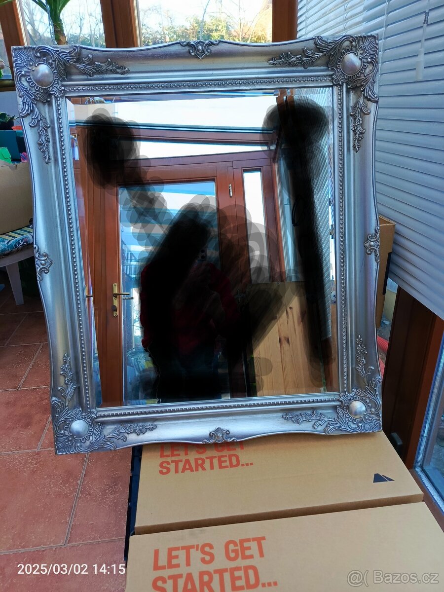 Zrcadlo bohatě zdobené.