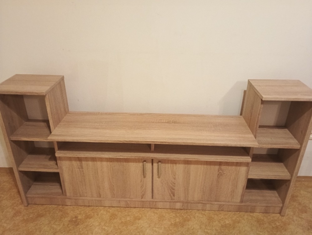 Stolek pod TV