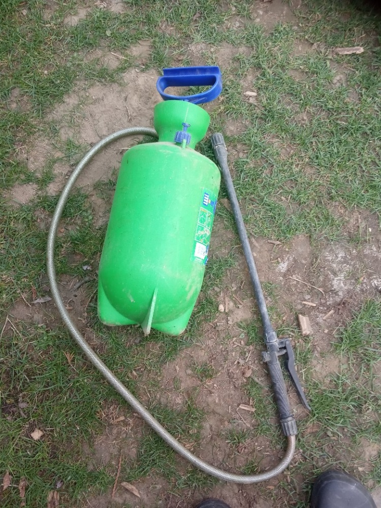 Rozprašovač, vědro, kabel a zbytky ze stavby