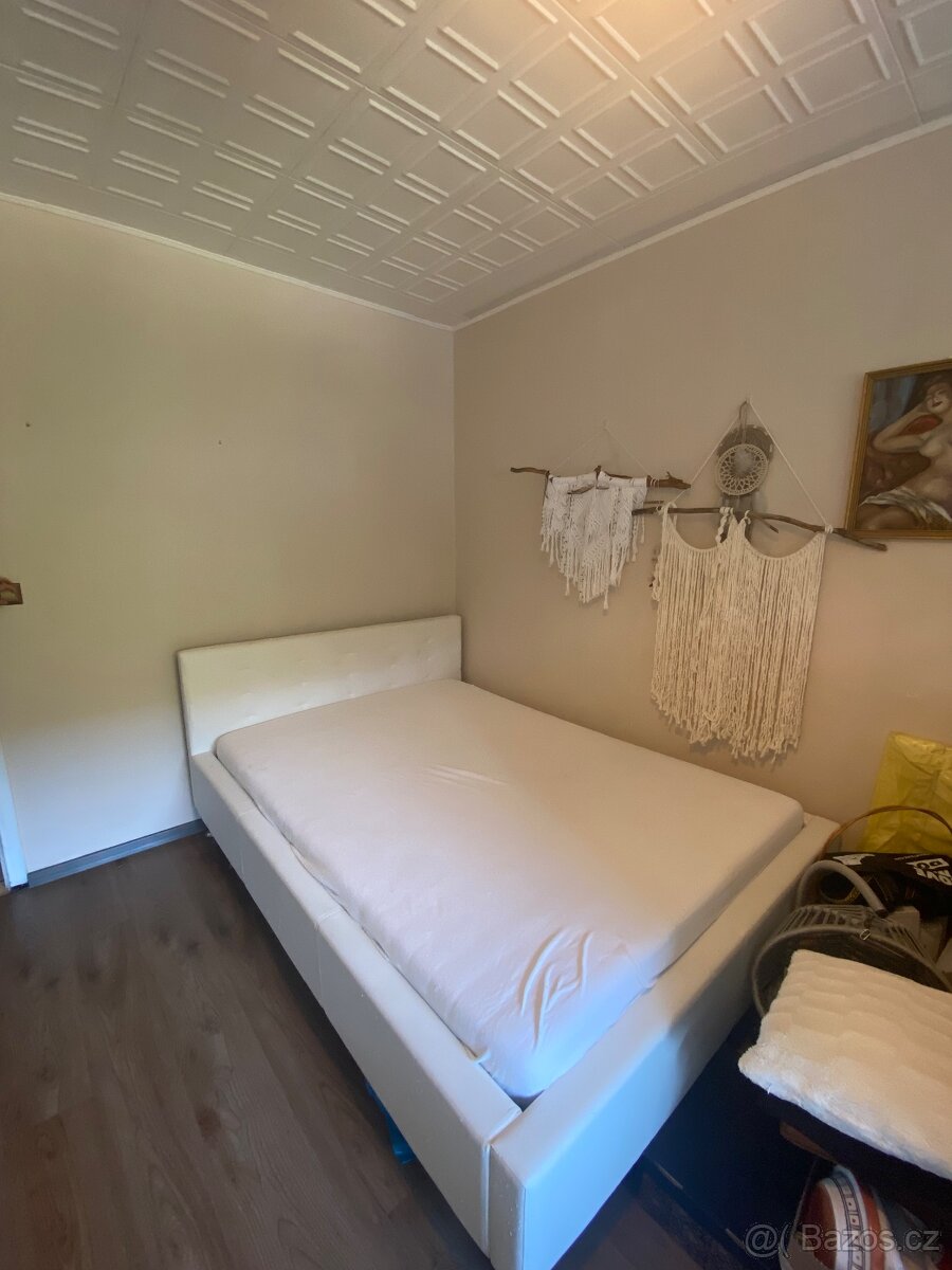 Postel s matrací