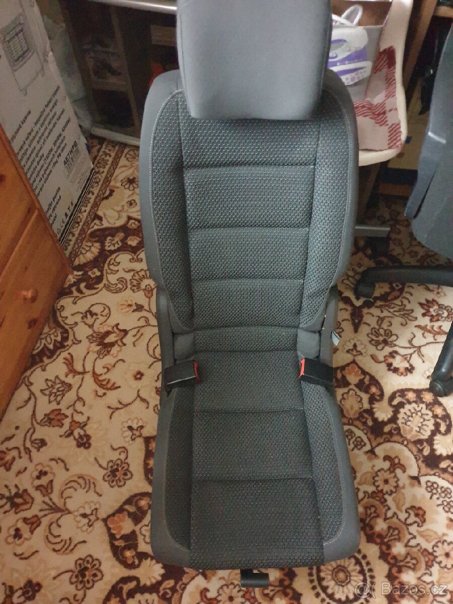 Prodam zadni prostredni sedačku na Volkswagen touran