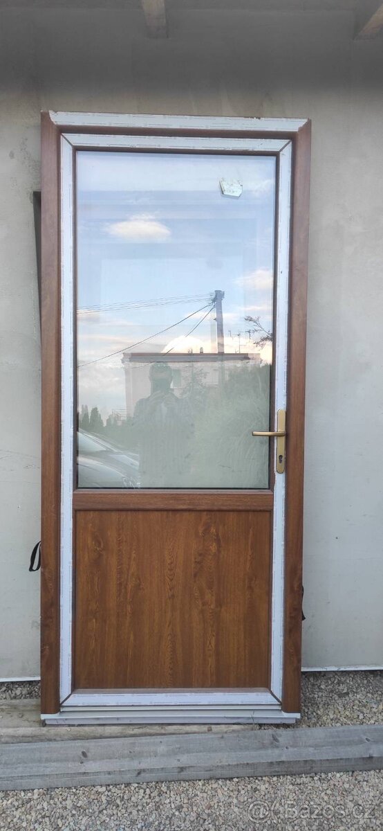 Nové plastové vchodové dveře 98x225 cm – zlatý dub / bílá