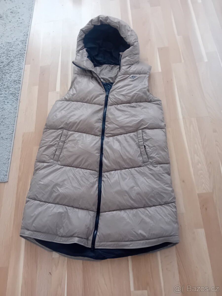 Lehká péřová hnědá vesta s kapucí